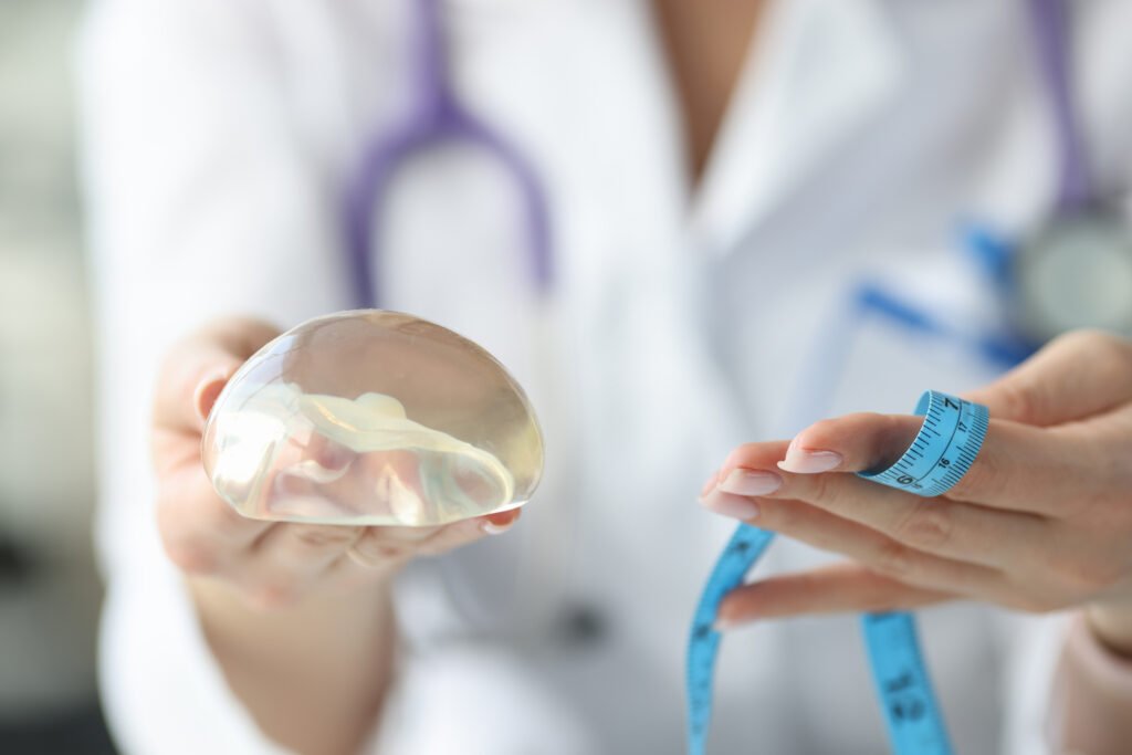 Choisir la taille d implant mammaire guide pratique morphologie en Turquie Cayra Clinic