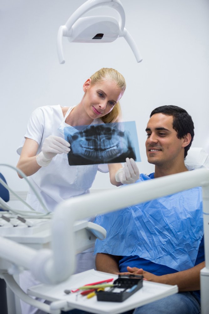 Cómo limpiar y cuidar implantes dentales fijos para mayor durabilidad y salud oral.