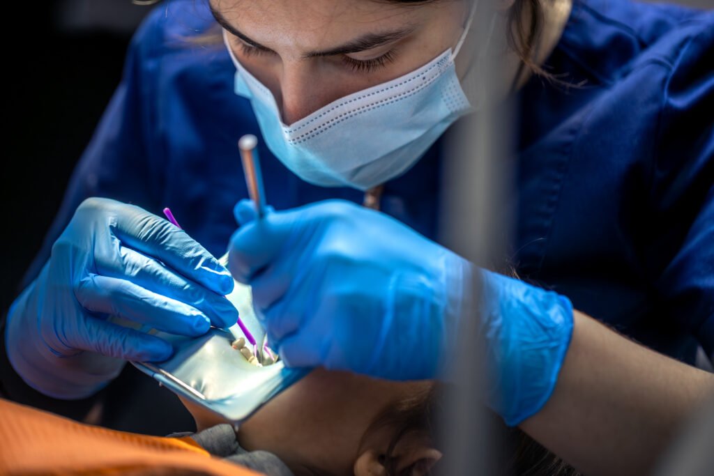 Implantes dentales y diseno de sonrisa seguro para pacientes con VIH en Turquia Cayra Clinic