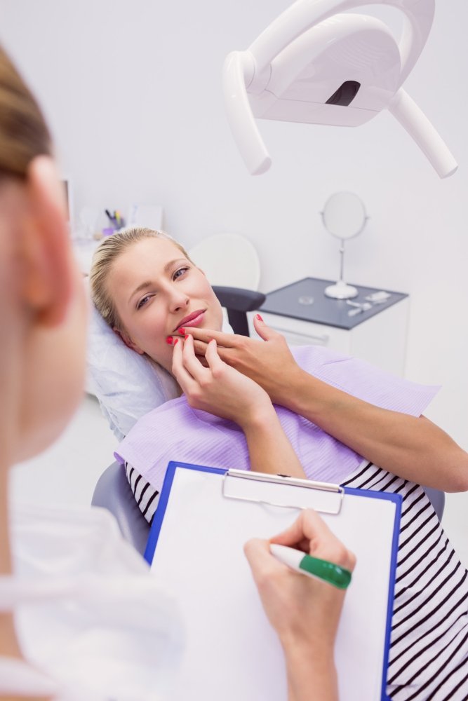 Sesión de mantenimiento periodontal y limpieza profesional en Clínica Cayra.
