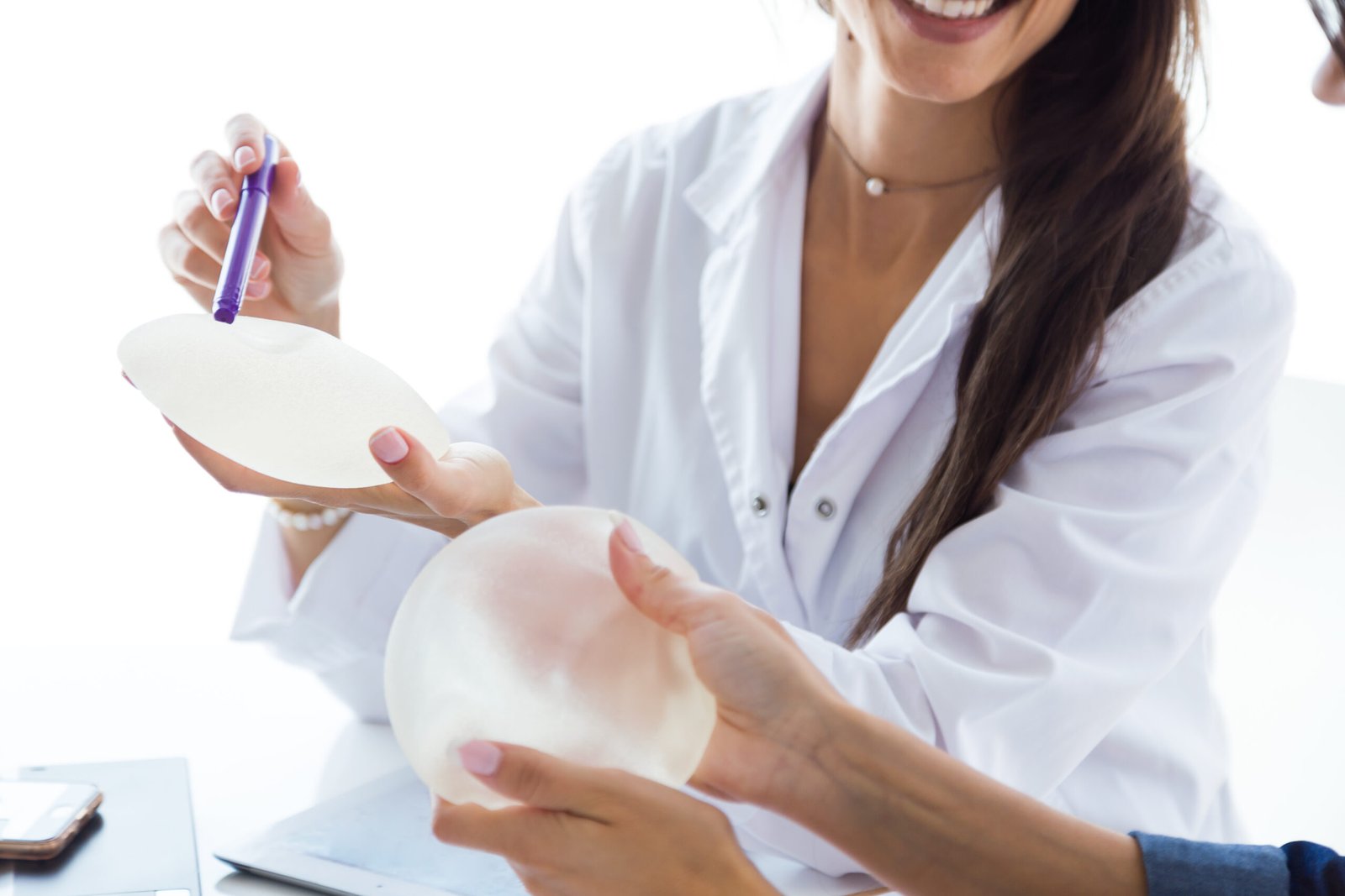 Reducción de pecho masculino mediante liposucción y escisión glandular