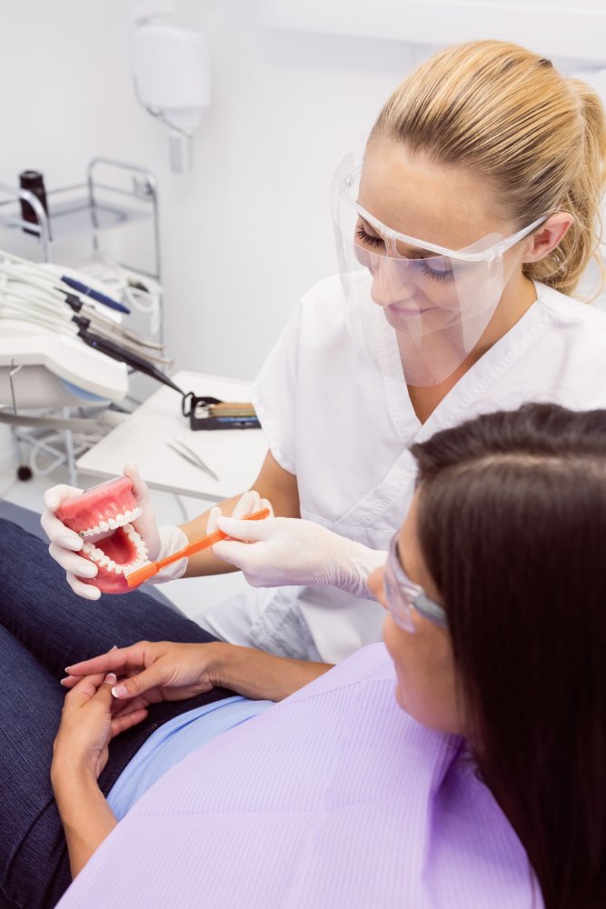 Resultados periodontales: reducción de profundidad de bolsas y menor sangrado.