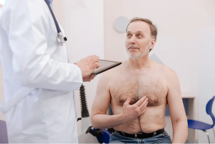 Cirujano especialista en reducción de pecho masculino Cayra Clinic