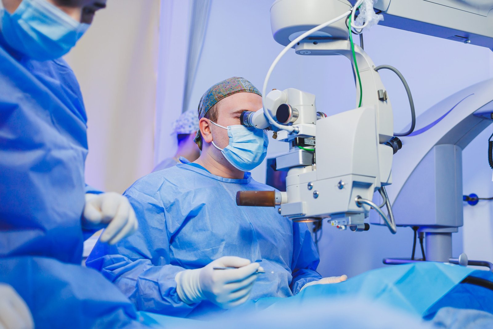 Procedimiento de remodelacion corneal con laser excimer en Cayra Clinic