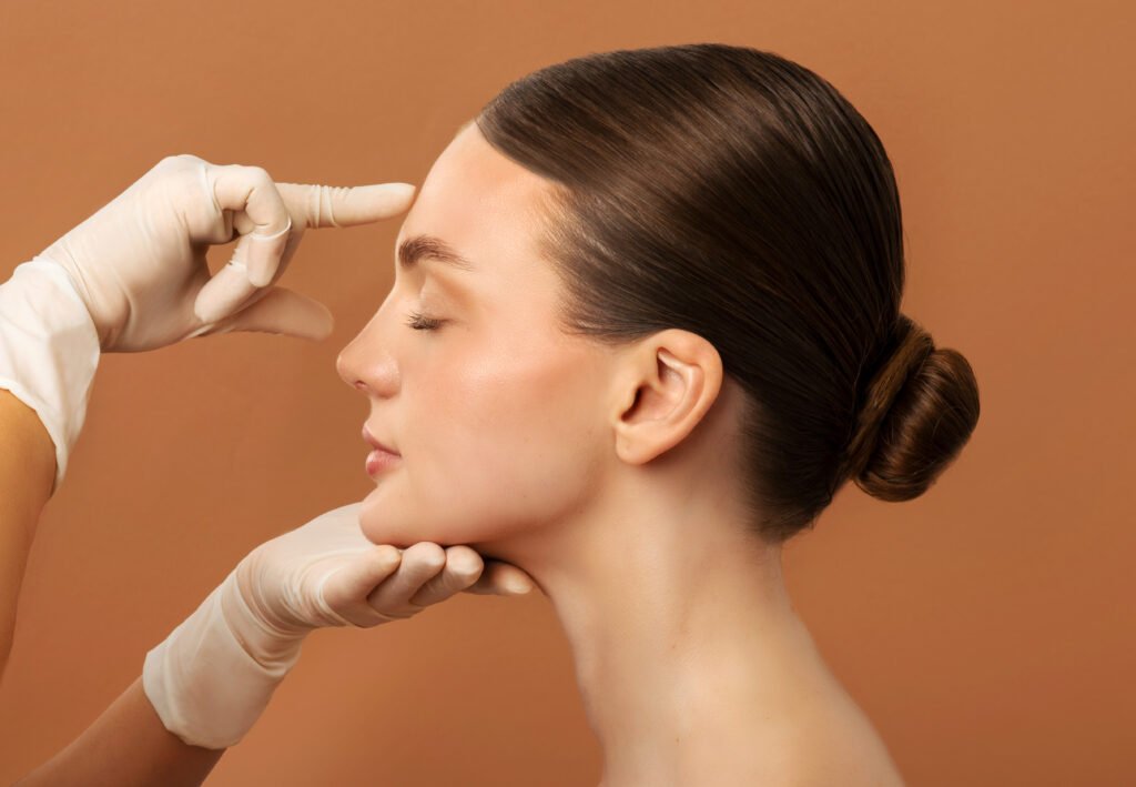 Rinoplastia primaria para corregir la forma del dorso y la simetría facial