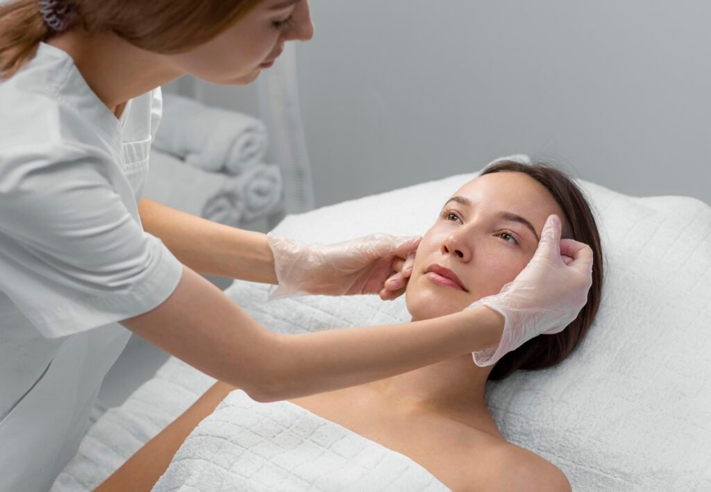 Tratamiento EMFACE de lifting facial sin agujas en Cayra Clinic Turquia