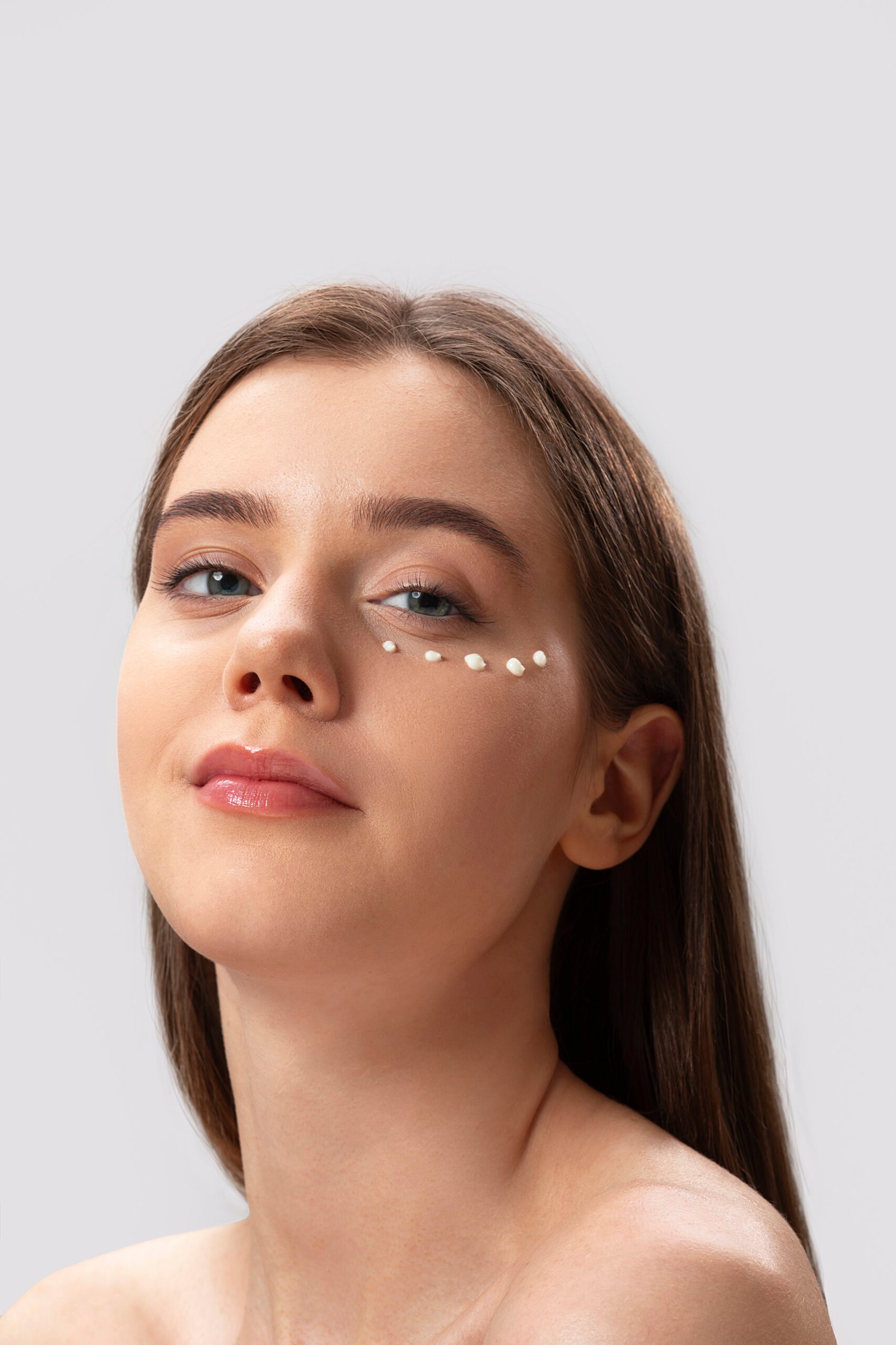 Resultado estético y mirada lisa sin bolsas tras blefaroplastia inferior
