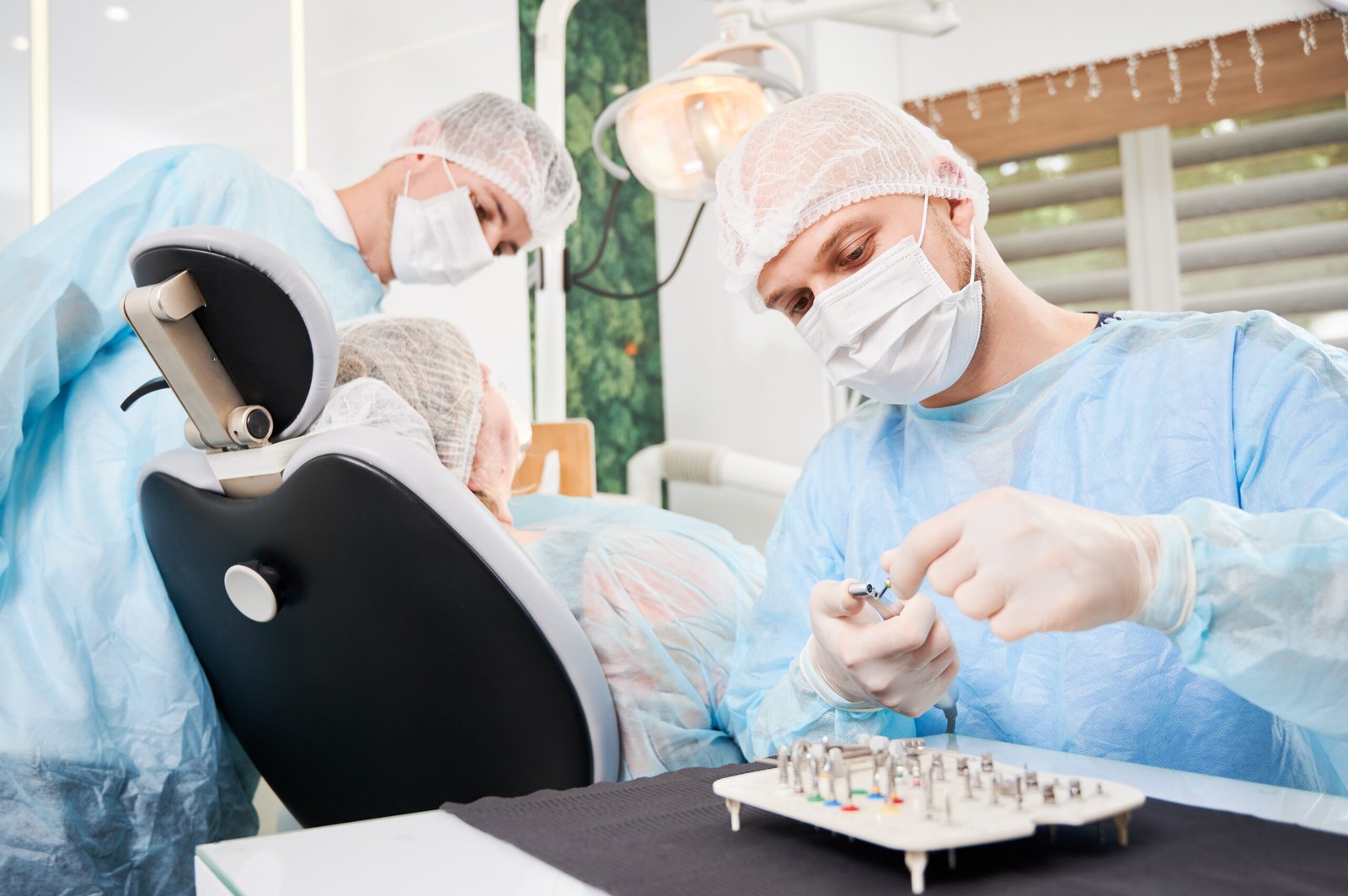 Dentista examinando radiografía tridimensional de implantes dentales problemáticos