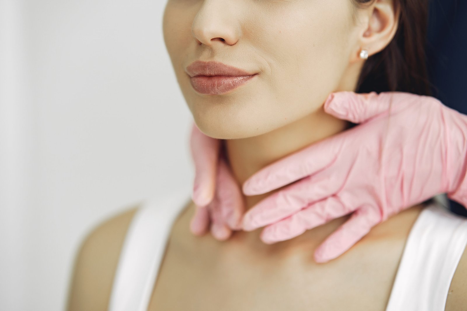 Ubicacion de incisiones periauriculares y submentonianas de estiramiento cervical en Estambul